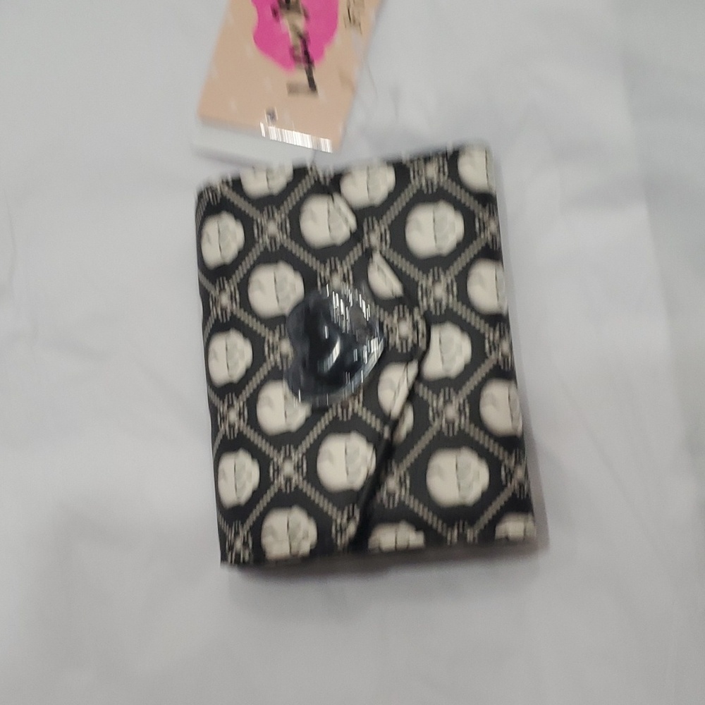 Betsey Johnson black white skull print heart shaped‎ closure lock trifold wallet - Picture 12 of 12